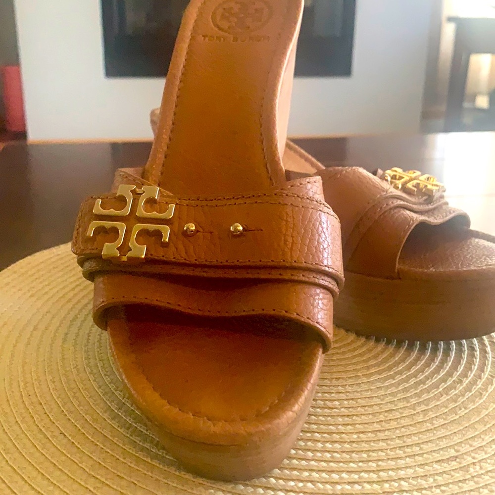 Tory Burch med Tan Mules Wms Sz 8:5 gently worn a few times.